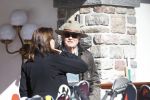 Zurs 22 februari 2016
Prinses Caroline van Monaco op wintersport met haar dochter Alexandra v Hannover.
Ik denk dat Caroline staat te praten met haar ex man Ernst van hannover. Ze slaapt in hotel Lorunser
