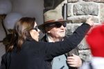 Zurs 22 februari 2016
Prinses Caroline van Monaco op wintersport met haar dochter Alexandra v Hannover.
Ik denk dat Caroline staat te praten met haar ex man Ernst van hannover. Ze slaapt in hotel Lorunser