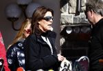 Zurs 22 februari 2016
Prinses Caroline van Monaco op wintersport met haar dochter Alexandra v Hannover.
Ik denk dat Caroline staat te praten met haar ex man Ernst van hannover. Ze slaapt in hotel Lorunser