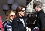 Zurs 22 februari 2016
Prinses Caroline van Monaco op wintersport met haar dochter Alexandra v Hannover.
Ik denk dat Caroline staat te praten met haar ex man Ernst van hannover. Ze slaapt in hotel Lorunser