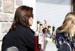 Zurs 22 februari 2016
Prinses Caroline van Monaco op wintersport met haar dochter Alexandra v Hannover.
Ik denk dat Caroline staat te praten met haar ex man Ernst van hannover. Ze slaapt in hotel Lorunser
Roken  rookt  sigaret
