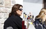 Zurs 22 februari 2016
Prinses Caroline van Monaco op wintersport met haar dochter Alexandra v Hannover.
Ik denk dat Caroline staat te praten met haar ex man Ernst van hannover. Ze slaapt in hotel Lorunser
Roken  rookt  sigaret