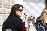 Zurs 22 februari 2016
Prinses Caroline van Monaco op wintersport met haar dochter Alexandra v Hannover.
Ik denk dat Caroline staat te praten met haar ex man Ernst van hannover. Ze slaapt in hotel Lorunser
Roken  rookt  sigaret