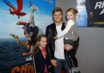 Amsterdam 14 februari 2016
Premiere Robinson Crusoe in pathe arena. Tim Douwsma met moeder en nichtjes