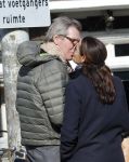 Amsterdam 9 maart 2016
Ursul de Geer kussend met zijn vriendin op het terras van cafe Wildschut.