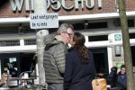 Amsterdam 9 maart 2016
Ursul de Geer kussend met zijn vriendin op het terras van cafe Wildschut.