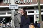 Amsterdam 9 maart 2016
Ursul de Geer kussend met zijn vriendin op het terras van cafe Wildschut.