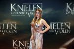 Amsterdam 22 februari 2016
Premiere Knielen op een Bed Violen in Tuschinski , Noortje Herlaar en partner Barry Atsma spelen de hoofdrol. Victoria Koblenko