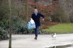 Amsterdam 3 februari 2017 
Albert Verlinde wandelend met zijn hond in het vondelpark nadat hij boodschappen heeft gedaan.