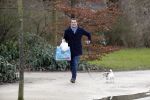 Amsterdam 3 februari 2017 
Albert Verlinde wandelend met zijn hond in het vondelpark nadat hij boodschappen heeft gedaan.