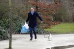 Amsterdam 3 februari 2017 
Albert Verlinde wandelend met zijn hond in het vondelpark nadat hij boodschappen heeft gedaan.