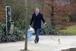 Amsterdam 3 februari 2017 
Albert Verlinde wandelend met zijn hond in het vondelpark nadat hij boodschappen heeft gedaan.