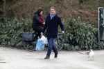 Amsterdam 3 februari 2017 
Albert Verlinde wandelend met zijn hond in het vondelpark nadat hij boodschappen heeft gedaan.