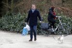 Amsterdam 3 februari 2017 
Albert Verlinde wandelend met zijn hond in het vondelpark nadat hij boodschappen heeft gedaan.