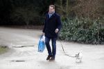 Amsterdam 3 februari 2017 
Albert Verlinde wandelend met zijn hond in het vondelpark nadat hij boodschappen heeft gedaan.