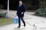 Amsterdam 3 februari 2017 
Albert Verlinde wandelend met zijn hond in het vondelpark nadat hij boodschappen heeft gedaan.