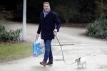 Amsterdam 3 februari 2017 
Albert Verlinde wandelend met zijn hond in het vondelpark nadat hij boodschappen heeft gedaan.