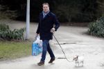 Amsterdam 3 februari 2017 
Albert Verlinde wandelend met zijn hond in het vondelpark nadat hij boodschappen heeft gedaan.
