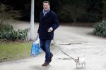Amsterdam 3 februari 2017 
Albert Verlinde wandelend met zijn hond in het vondelpark nadat hij boodschappen heeft gedaan.