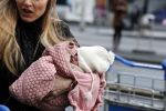 Schiphol 17 februari 2017 
Xander en Sophie de Buisonje komen met hun dochter Cela Lynn en zoon Dex aan op schiphol. Beide ouders familie en Sem v Dijk wachten ze op . Ook de hond is meegekomen.
