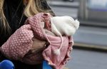 Schiphol 17 februari 2017 
Xander en Sophie de Buisonje komen met hun dochter Cela Lynn en zoon Dex aan op schiphol. Beide ouders familie en Sem v Dijk wachten ze op . Ook de hond is meegekomen.