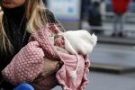 Schiphol 17 februari 2017 
Xander en Sophie de Buisonje komen met hun dochter Cela Lynn en zoon Dex aan op schiphol. Beide ouders familie en Sem v Dijk wachten ze op . Ook de hond is meegekomen.