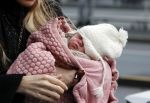 Schiphol 17 februari 2017 
Xander en Sophie de Buisonje komen met hun dochter Cela Lynn en zoon Dex aan op schiphol. Beide ouders familie en Sem v Dijk wachten ze op . Ook de hond is meegekomen.