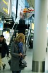 Schiphol 17 februari 2017
Daphne Deckers haalt haar dochter Emma op op schiphol . Emma komt een paar dagen over vanuit Los Angeles.