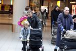 Schiphol 17 februari 2017 
Xander en Sophie de Buisonje komen met hun dochter Cela Lynn en zoon Dex aan op schiphol. Beide ouders familie en Sem v Dijk wachten ze op . Ook de hond is meegekomen.