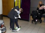 Schiphol 17 februari 2017 
Xander en Sophie de Buisonje komen met hun dochter Cela Lynn en zoon Dex aan op schiphol. Beide ouders familie en Sem v Dijk wachten ze op . Ook de hond is meegekomen.