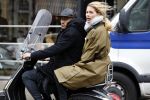 Amsterdam 7 februari 2017 
Doutzen Kroes en Sunnery james op hun vespa scooter