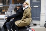 Amsterdam 7 februari 2017 
Doutzen Kroes en Sunnery james op hun vespa scooter