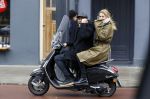 Amsterdam 7 februari 2017 
Doutzen Kroes en Sunnery james op hun vespa scooter