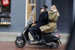 Amsterdam 7 februari 2017 
Doutzen Kroes en Sunnery james op hun vespa scooter