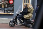 Amsterdam 7 februari 2017 
Doutzen Kroes en Sunnery james op hun vespa scooter