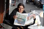 Amsterdam 3 februari 2017 
Frank masmeijer leest krant op terras bij starbucks
