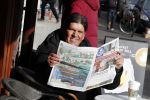 Amsterdam 3 februari 2017 
Frank masmeijer leest krant op terras bij starbucks