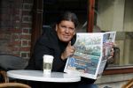 Amsterdam 3 februari 2017 
Frank masmeijer leest krant op terras bij starbucks
