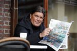 Amsterdam 3 februari 2017 
Frank masmeijer leest krant op terras bij starbucks