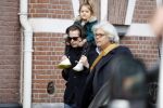 Amsterdam 15 december 2017
Hans Teeuwen en zijn vriendin Eva met  dochter Nika.