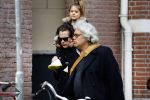 Amsterdam 15 december 2017
Hans Teeuwen en zijn vriendin Eva met  dochter Nika.