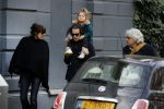 Amsterdam 15 december 2017
Hans Teeuwen en zijn vriendin Eva met  dochter Nika.