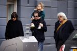 Amsterdam 15 december 2017
Hans Teeuwen en zijn vriendin Eva met  dochter Nika.