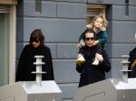 Amsterdam 15 december 2017
Hans Teeuwen en zijn vriendin Eva met  dochter Nika.
