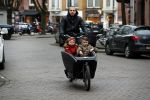 Amsterdam 6 februari 2017 
Johnny heitinga met zijn kinderen Jezebel en Lennos in de bakfiets.