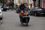 Amsterdam 6 februari 2017 
Johnny heitinga met zijn kinderen Jezebel en Lennos in de bakfiets.