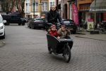Amsterdam 6 februari 2017 
Johnny heitinga met zijn kinderen Jezebel en Lennos in de bakfiets.