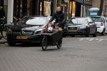 Amsterdam 6 februari 2017 
Johnny heitinga met zijn kinderen Jezebel en Lennos in de bakfiets.