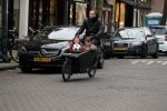 Amsterdam 6 februari 2017 
Johnny heitinga met zijn kinderen Jezebel en Lennos in de bakfiets.