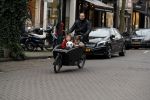 Amsterdam 6 februari 2017 
Johnny heitinga met zijn kinderen Jezebel en Lennos in de bakfiets.